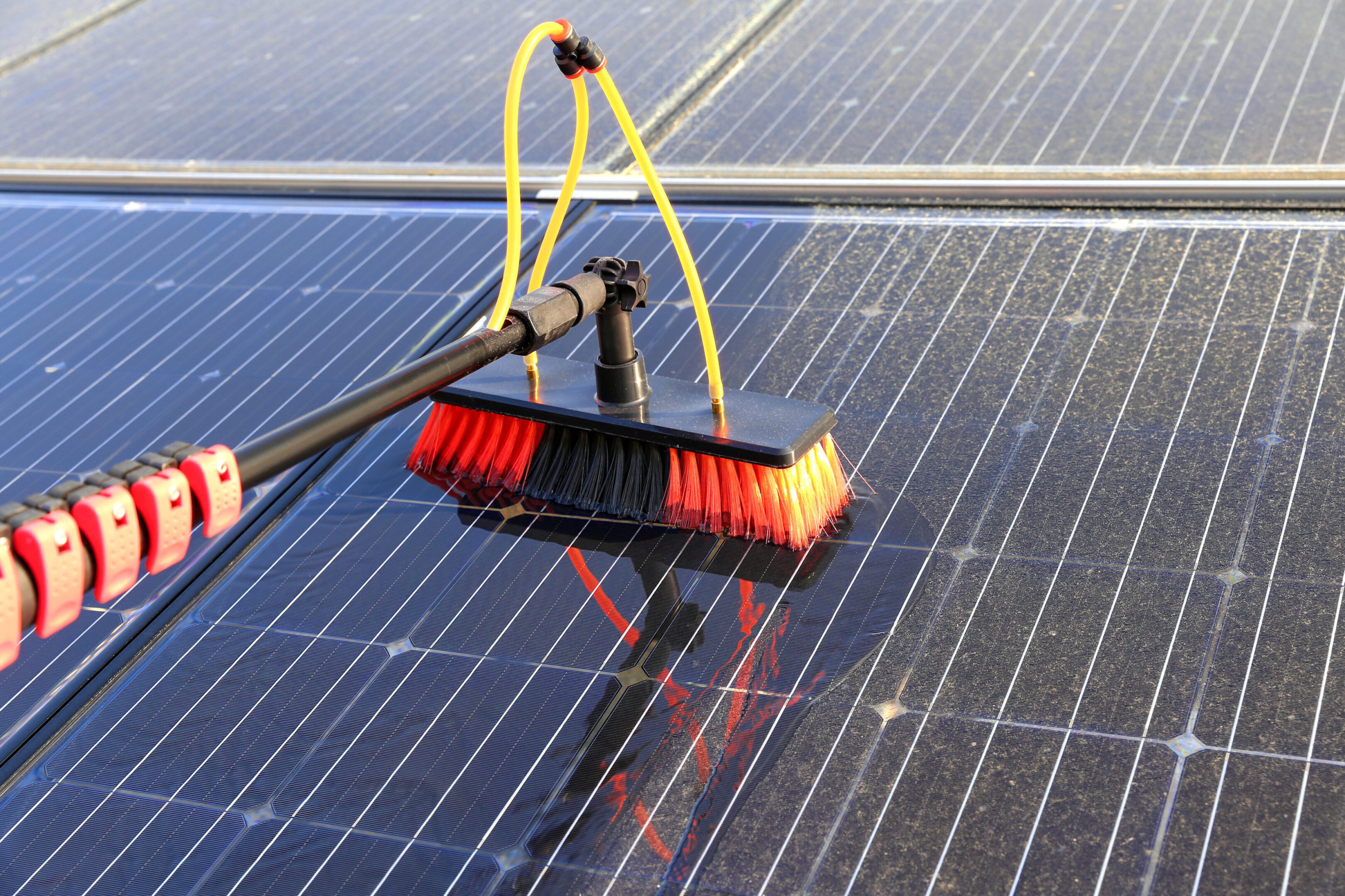 Gentle cleaning of solar modules with water